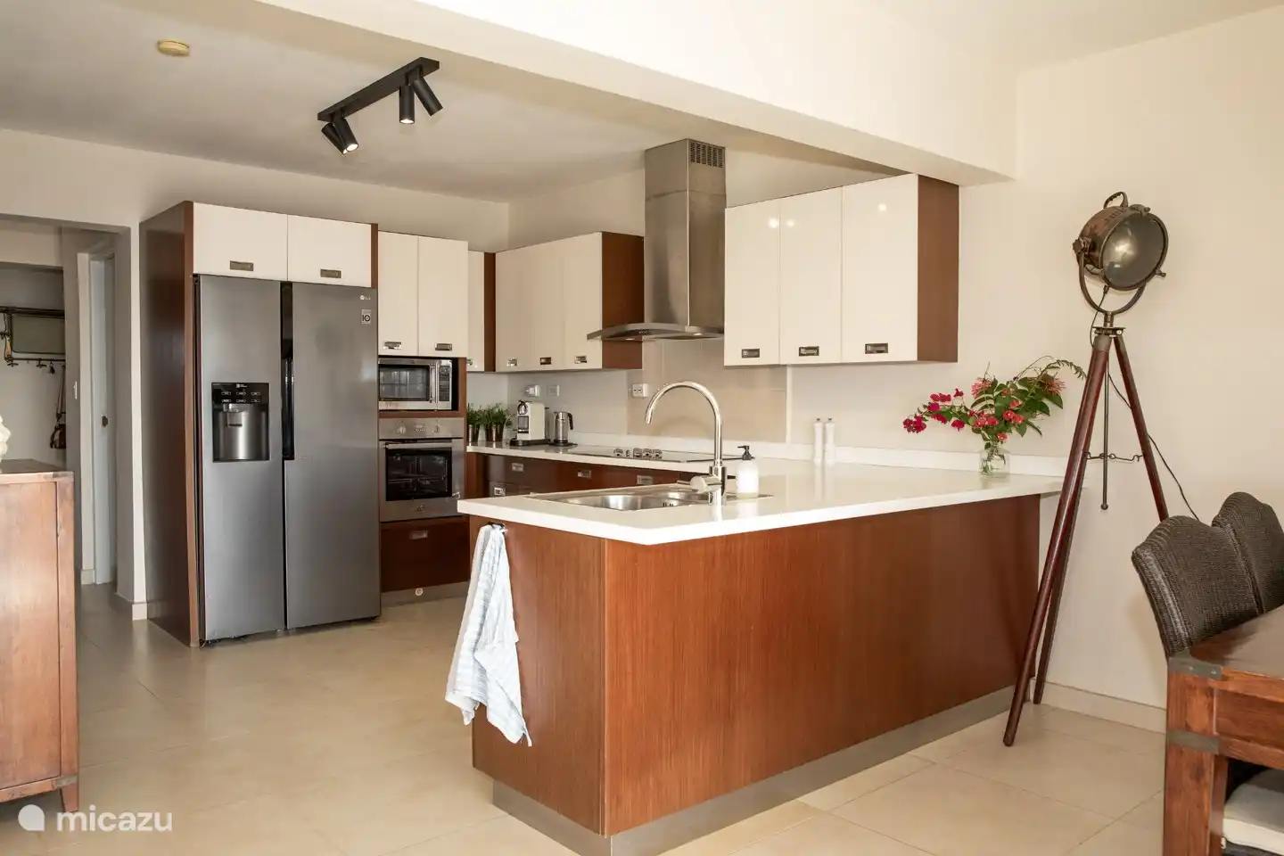 De keuken van alle gemakken voorzien. Amerikaanse koelkast met ijsblokjes, oven, magnetron vaatwasser en fornuis.