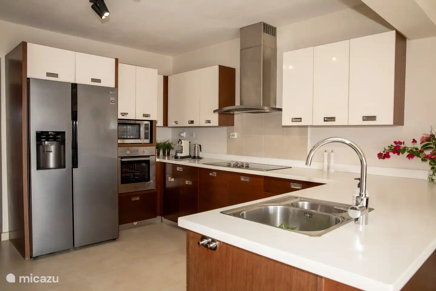 Ruime u vormige keuken van alle luxe voorzien.