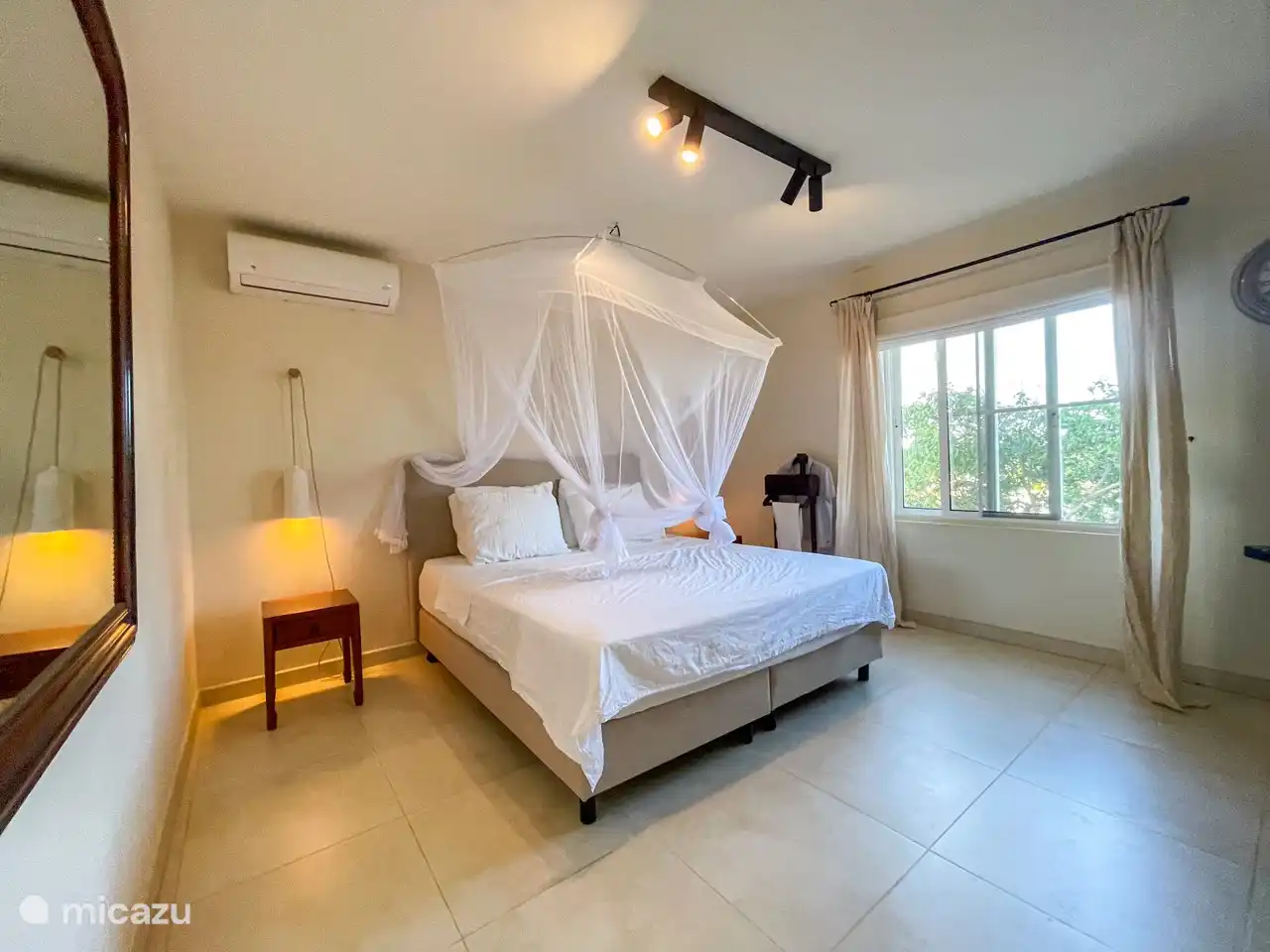 Hoofslaapkamer met ingebouwde kasten en badkamer ensuite. 