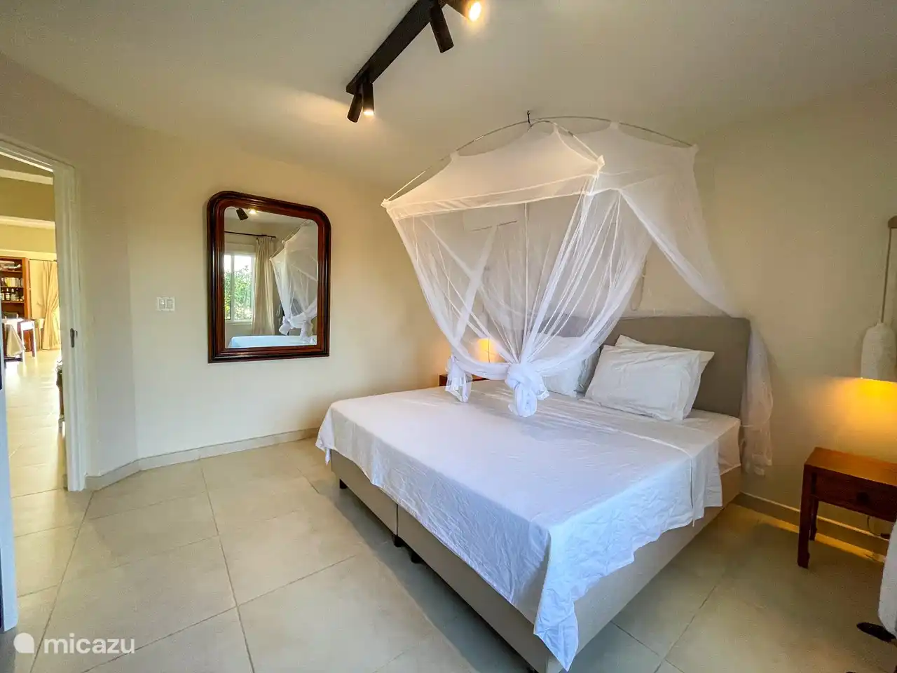 Hoofdslaapkamer met ingebouwde kasten en badkamer ensuite. Met een raam waardoor u voldoende frisse lucht heeft.