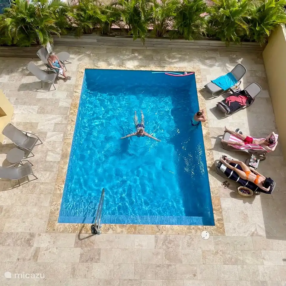Vanuit hier start u fris de dag. 
Het zwembad is gelegen aan de straatzijde met een gemeenschappelijke parkeerplaats afgesloten met een hek.