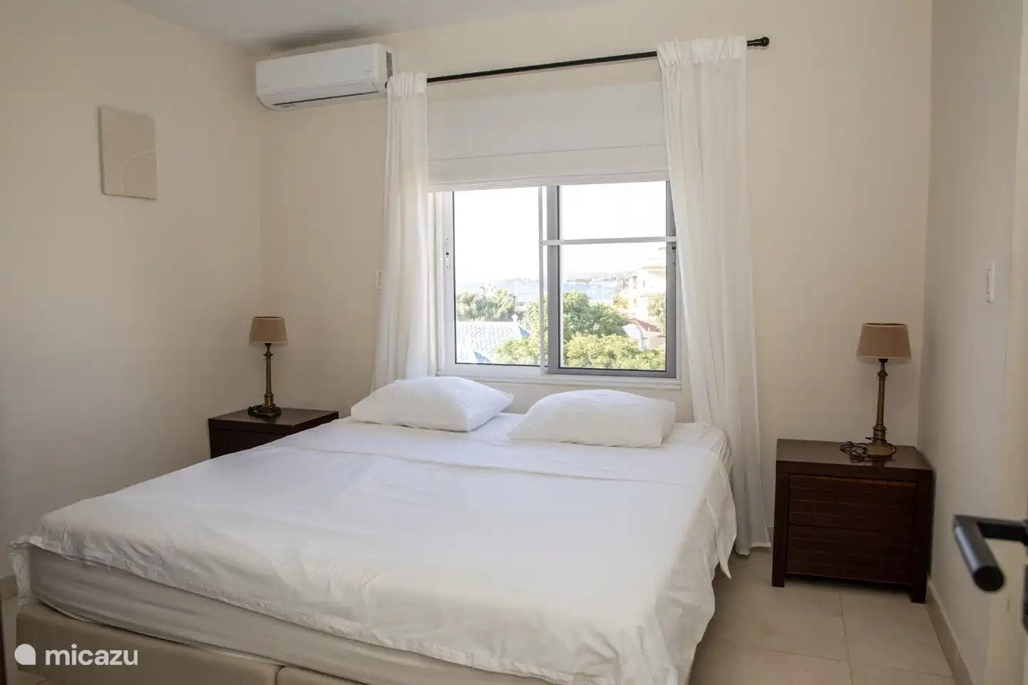 2e slaapkamer met ingebouwde kast en
badkamer (tevens vanuit de hal te betreden).