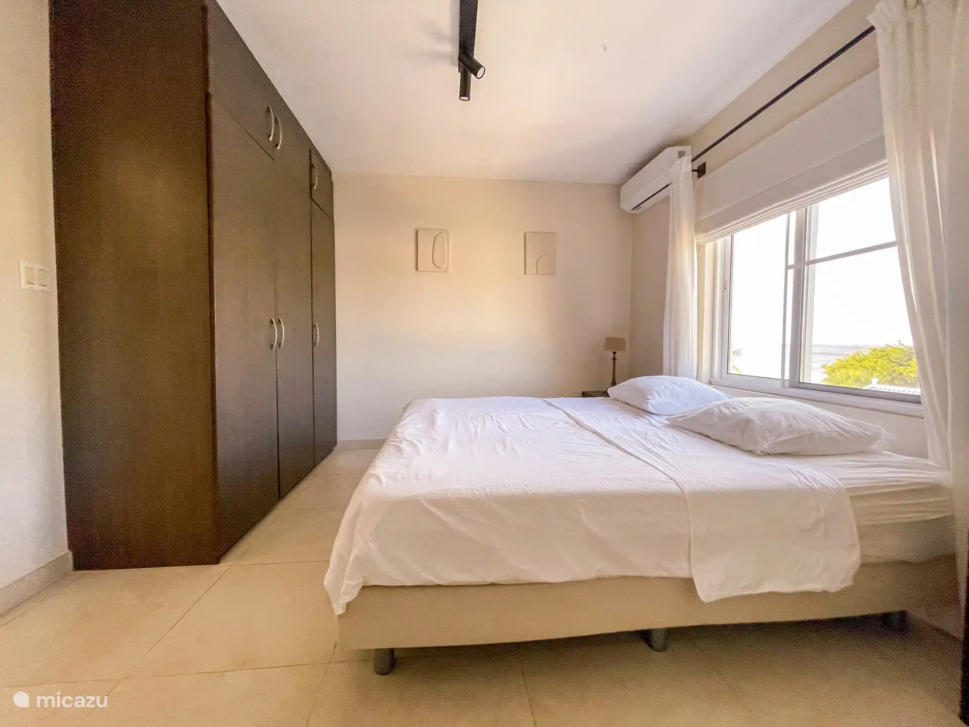 De slaapkamers zijn ideaal gepositioneerd met het oog op privacy. Mede door de ligging op de hoek is er veel wind en licht aanwezig. Dit is overigens de tweede slaapkamer met badkamer ensuite.