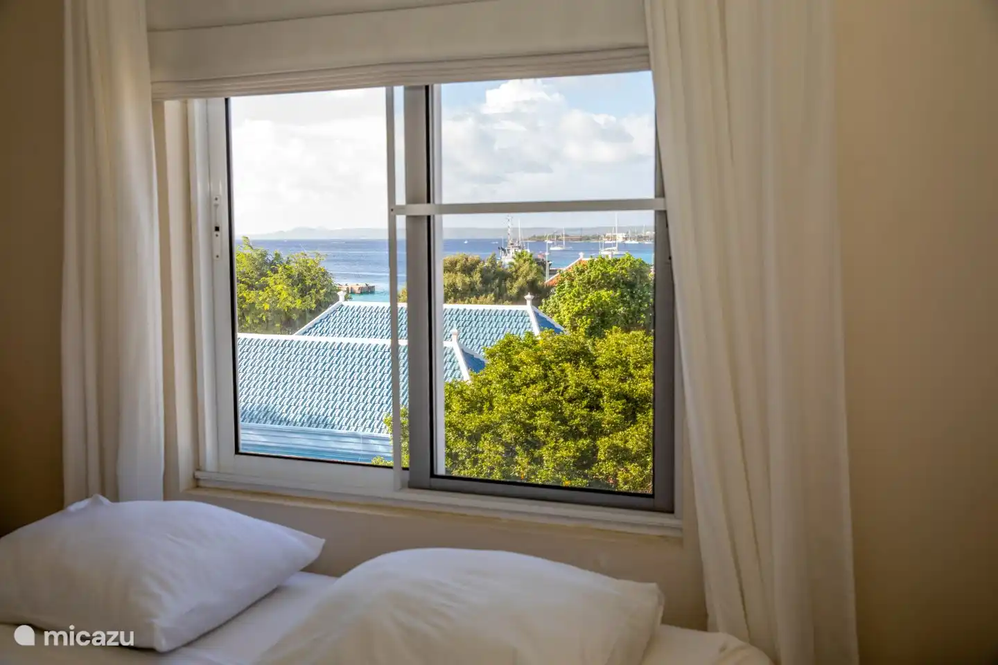 2e slaapkamer met ingebouwde kast en
badkamer (tevens vanuit de hal te betreden).