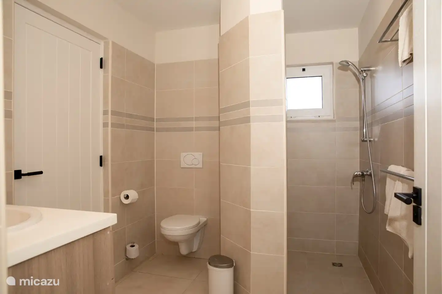 Badkamer die bij de 2e slaapkamer hoort,
badkamer (tevens vanuit de hal te betreden).