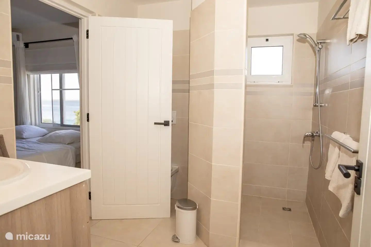 Badkamer die bij de 2e slaapkamer hoort,
badkamer (tevens vanuit de hal te betreden).