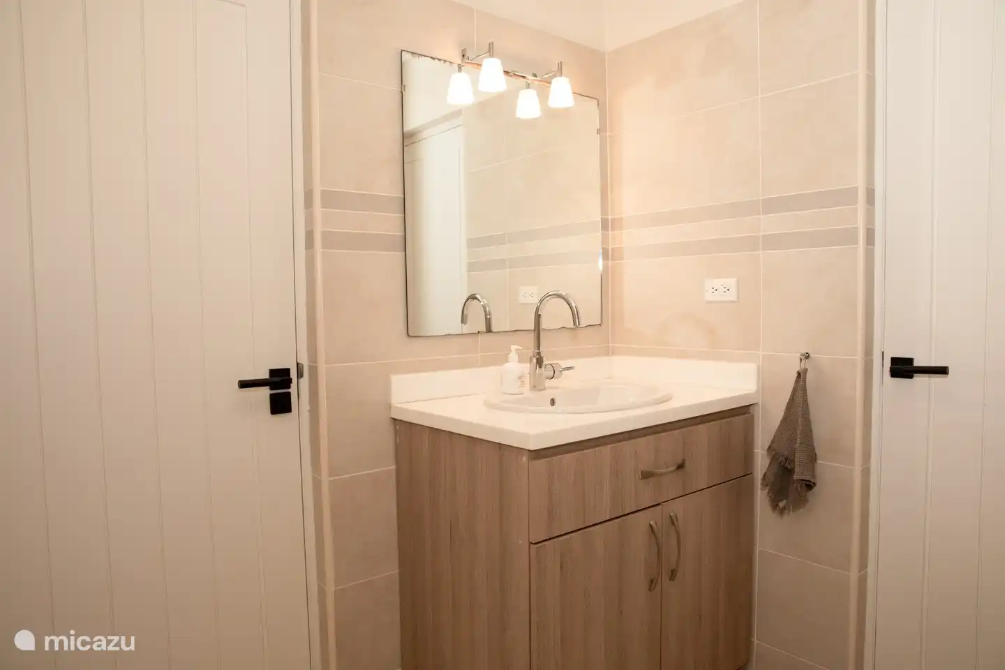 Badkamer die bij de 2e slaapkamer hoort,
badkamer (tevens vanuit de hal te betreden).