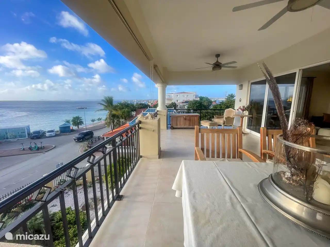 Het gezellige terras met adembenemend uitzicht over de Caribische zee. Dit stijlvolle appartement, bevindt zich op de tweede verdieping ( 3 de woonlaag ) met wijds uitzicht vanaf overdekt terras.