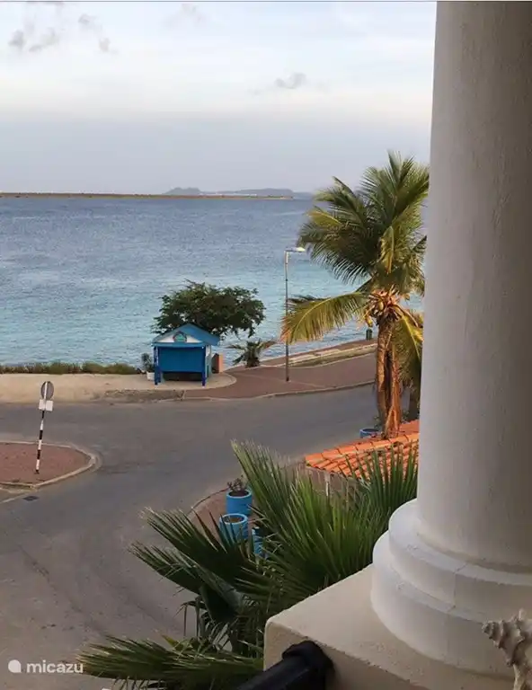 Aan zee gelegen stijlvol appartement met wijds uitzicht vanaf overdekt terras over de caribische zee. De smaakvolle afwerking van het appartement geeft u precies dat gevoel van luxueuze uitstraling waar u naar op zoek bent.
