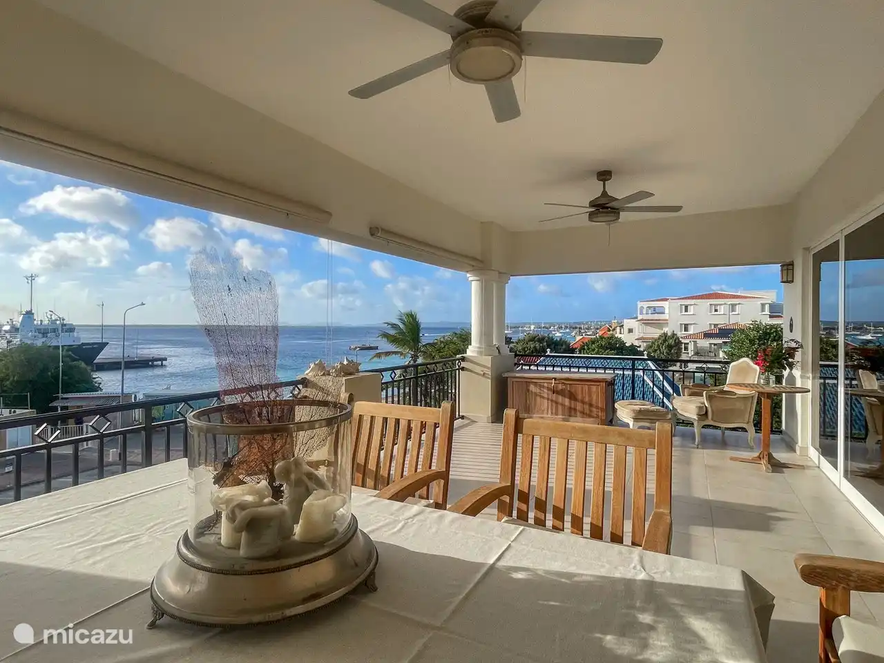 Aan zee gelegen stijlvol appartement met wijds uitzicht vanaf overdekt terras over de caribische zee. De smaakvolle afwerking van het appartement geeft u precies dat gevoel van luxueuze uitstraling waar u naar op zoek bent.