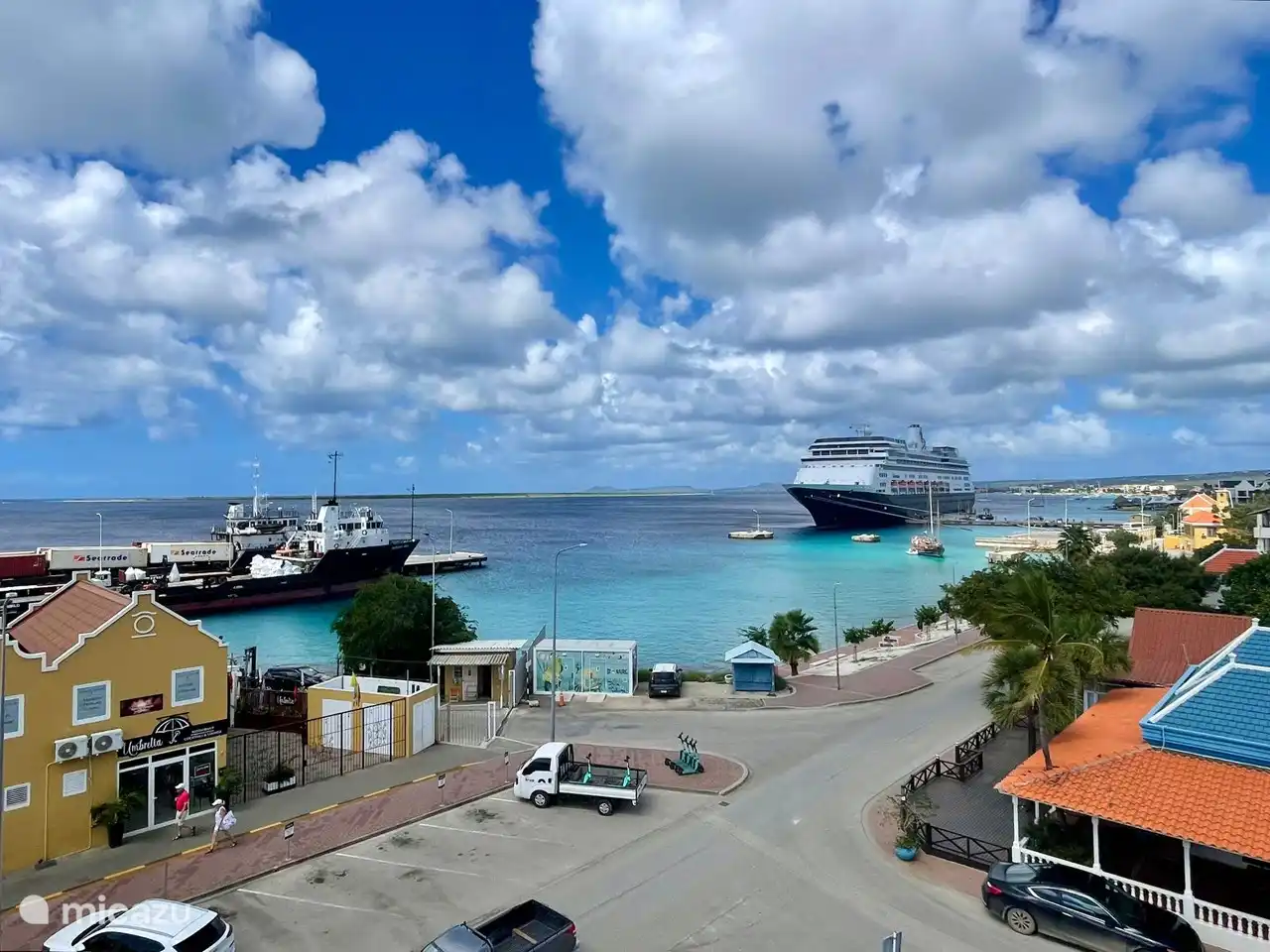 Het gezellige terras met adembenemend uitzicht. In de verte het kruis van Seru Largu te zien.