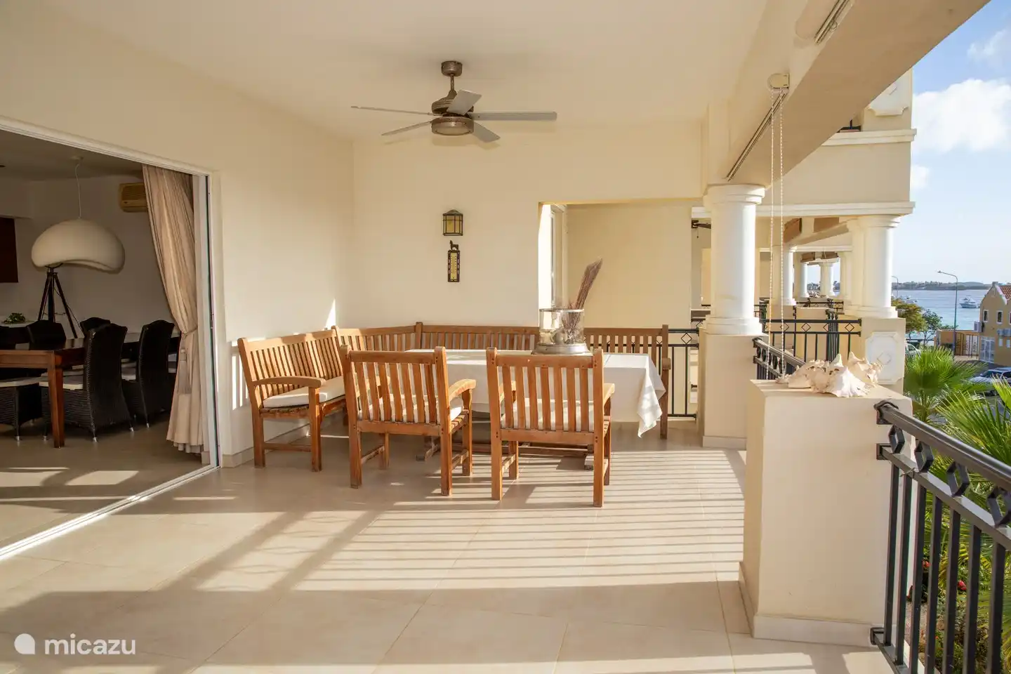 Het gezellige terras met adembenemend vrij uitzicht over de caribische zee. En altijd wat te zien aangezien u zich midden in Kralendijk bevindt.