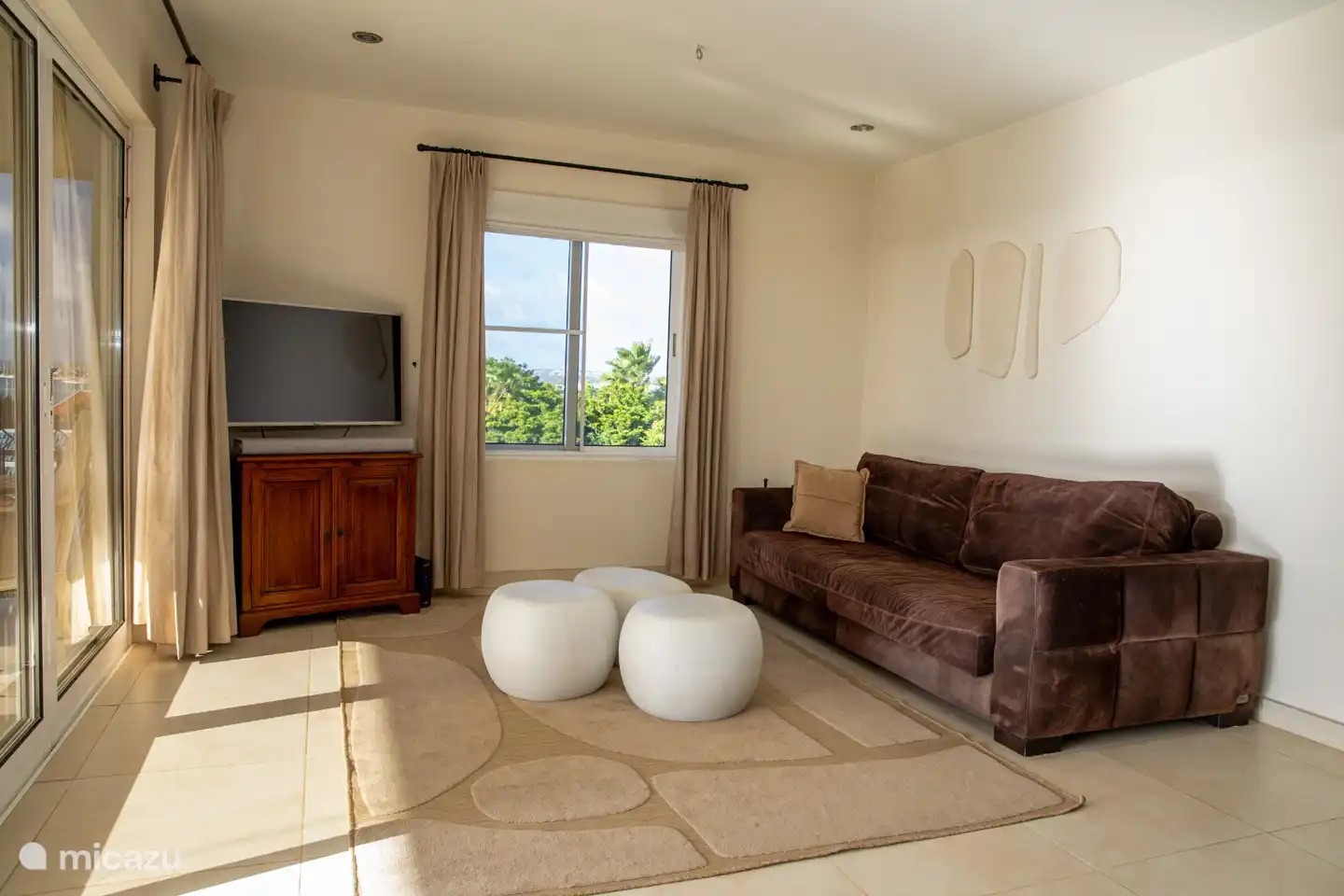 De woonkamer waar je heerlijk kan relaxen tevens voorzien van airconditioning. De woonkamer is voorzien van  tv, stereointallatie en wifi.