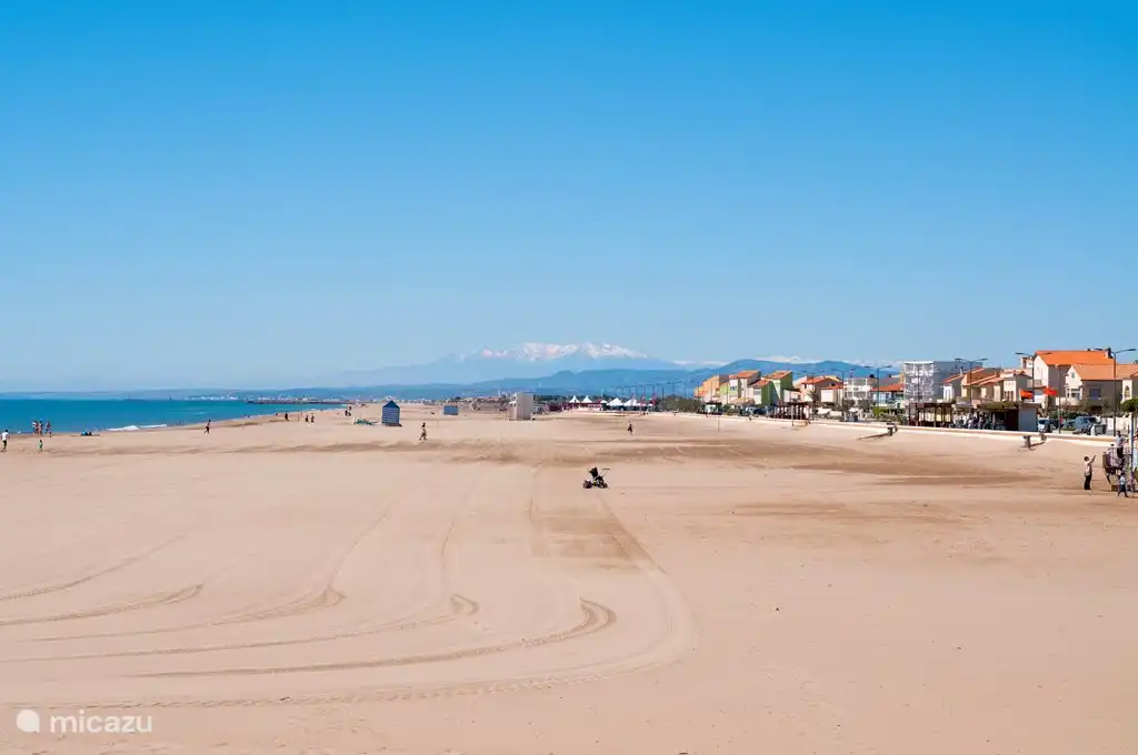 Breite Sandstrände in Hülle und Fülle. Bild wurde im April, also auch die schneebedeckten Gipfel der Pyrenäen.