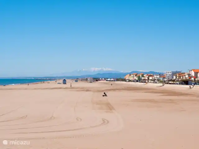 L'amigeste huren in Frankrijk, Aude, Pouzols-Minervois - gîte / cottage Ruime zandstranden in overvloed. Foto is genomen in April, vandaar nog de besneeuwde bergtoppen van de Pyreneeën.