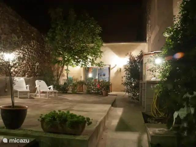 L'amigeste huren in Frankrijk, Aude, Pouzols-Minervois - gîte / cottage Tuin en voorzijde in avondlicht