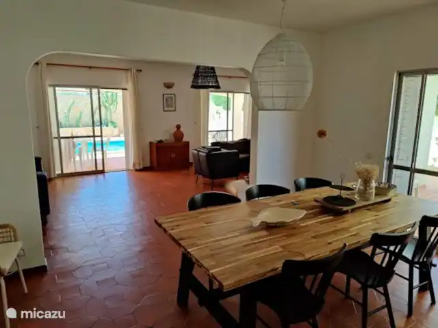 Location de Vacances Portugal, Algarve, Albufeira, villa - Villa Claire Le salon est très spacieux et dispose de suffisamment de places assises et d'une belle et confortable table à manger.