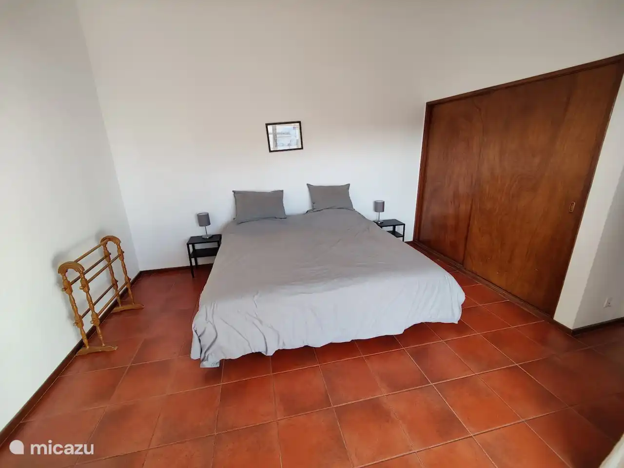 Chambre des maîtres avec grand balcon.