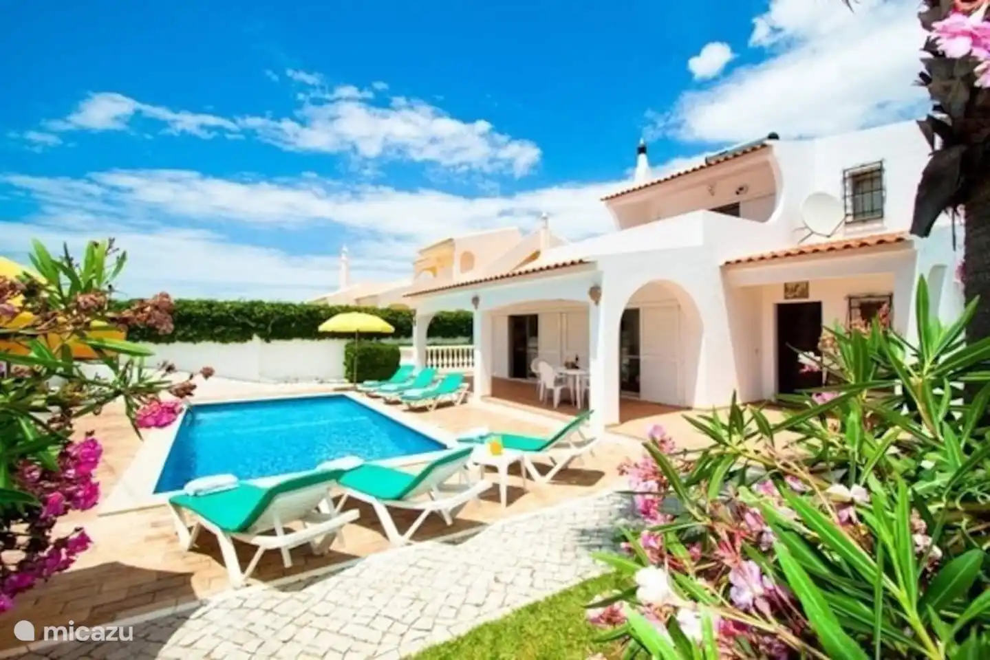 Le jardin est entièrement clôturé.