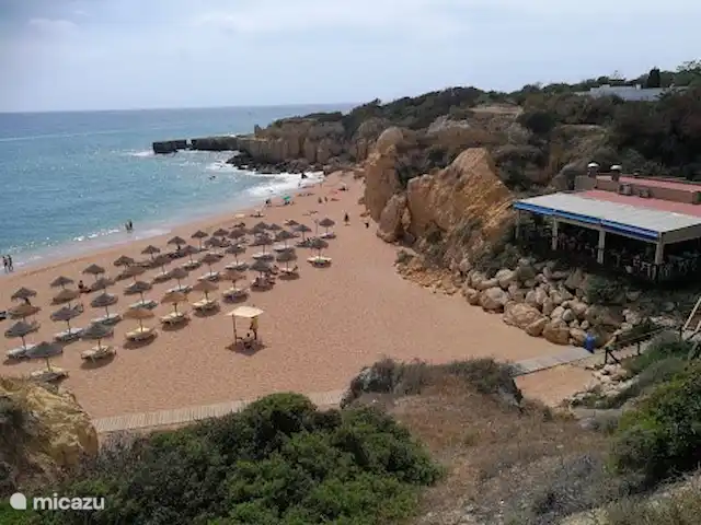 Location de Vacances Portugal, Algarve, Albufeira, villa - Villa Claire Praia Castelo à 900 mètres. Facile d'accès à pied. Praia Evaristo est également à côté. Les deux avec bar de plage et douche et toilettes et location de lit de plage.
