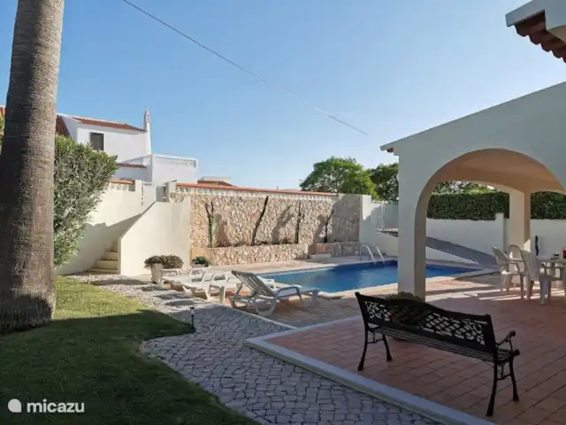 Location de Vacances Portugal, Algarve, Albufeira, villa - Villa Claire De belles plantes de cactus ornent le jardin
