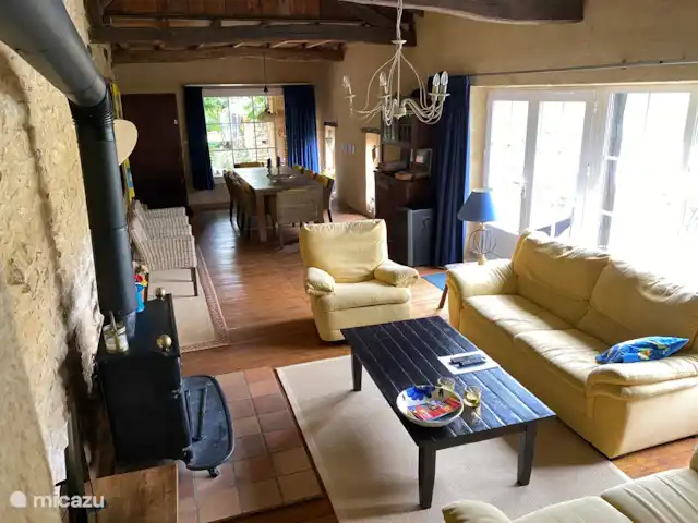 Chez Nous en Francia, Dordoña, Le Buisson-de-Cadouin - casa de campo En esta foto se puede ver parte de la sala de estar de 16 metros de largo
