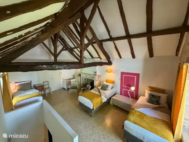 Chez Nous en Francia, Dordoña, Le Buisson-de-Cadouin - casa de campo Desde el otro lado: mira el dormitorio con tres camas individuales y la cuna