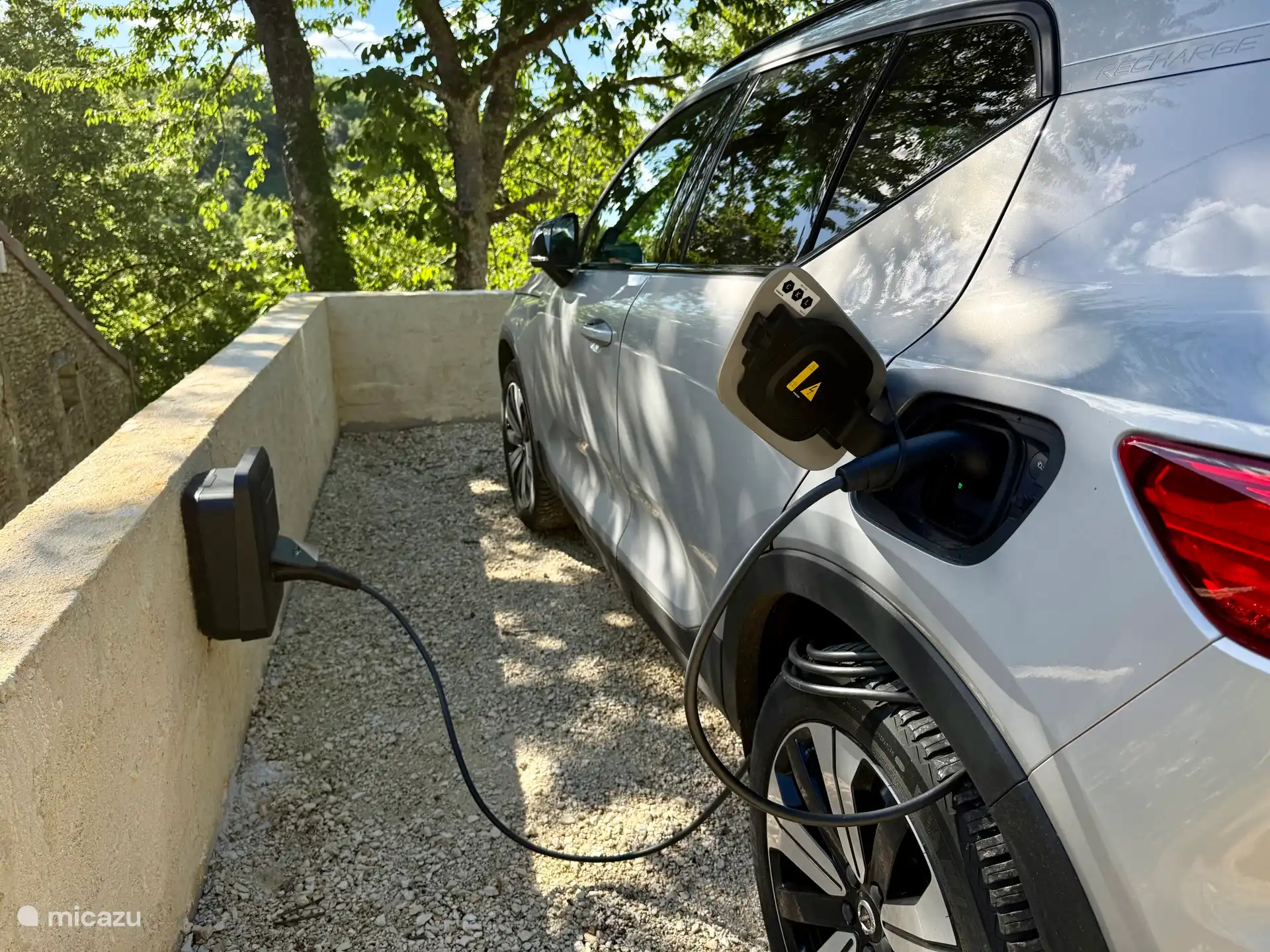 Estación de carga para vehículos eléctricos 22kW/3F (enchufe T2)
Lleva tu propio cable de carga
Liquidación basada en un cálculo posterior de 0,30 €/kWH
Adenda con condiciones a preparar de antemano 