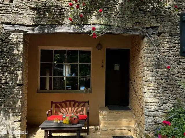 Chez Nous en Francia, Dordoña, Le Buisson-de-Cadouin - casa de campo ¿Tomando café en el banco?