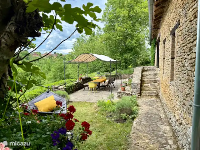 Chez Nous en Francia, Dordoña, Le Buisson-de-Cadouin - casa de campo La terraza con hamaca, mesa grande y bancos