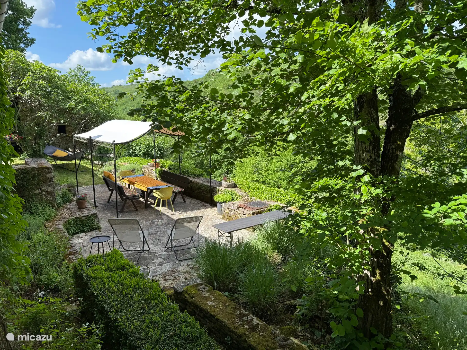 Die große Terrasse an der Talseite