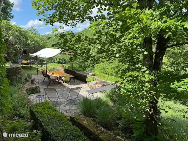 Chez Nous en Francia, Dordoña, Le Buisson-de-Cadouin - casa de campo La gran terraza en el lado del valle