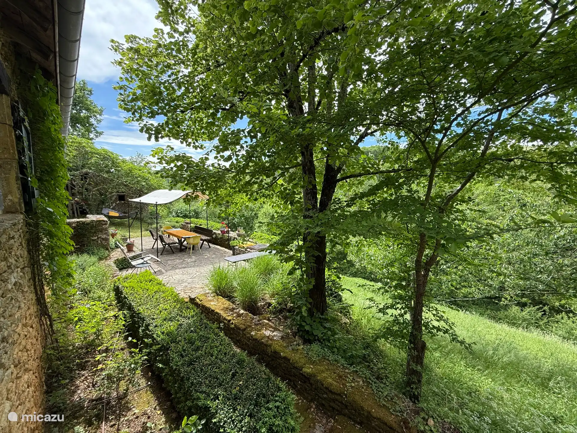 Die große Terrasse an der Talseite. Schöne Aussicht.