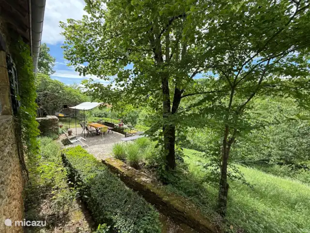Chez Nous en Francia, Dordoña, Le Buisson-de-Cadouin - casa de campo La gran terraza en el lado del valle. Hermosa vista.