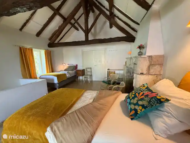 Chez Nous en Francia, Dordoña, Le Buisson-de-Cadouin - casa de campo El dormitorio principal con tres camas individuales y una cuna