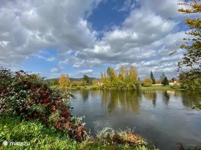 Chez Nous en Francia, Dordoña, Le Buisson-de-Cadouin - casa de campo Vista del río Dordogne, cerca del pueblo de St. Cyprien. También hay un mercado local muy bonito los domingos por la mañana al que acude gente de todas partes. Recomendado. Y, este río