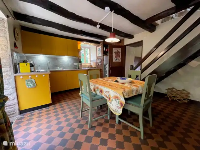 Chez Nous en Francia, Dordoña, Le Buisson-de-Cadouin - casa de campo La cocina fue renovada en la primavera de 2022. Los muebles de cocina modernos y prácticos en el alegre color amarillo combinan bien con el ambiente rústico de la cocina. Mucho espacio de almacenamiento, estufa de gas de 6 quemadores, lavavajillas y refrigerador con congelador.