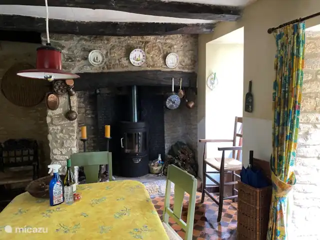 Chez Nous en Francia, Dordoña, Le Buisson-de-Cadouin - casa de campo Cocina con vista a la chimenea con estufa de leña y placa de hogar antigua