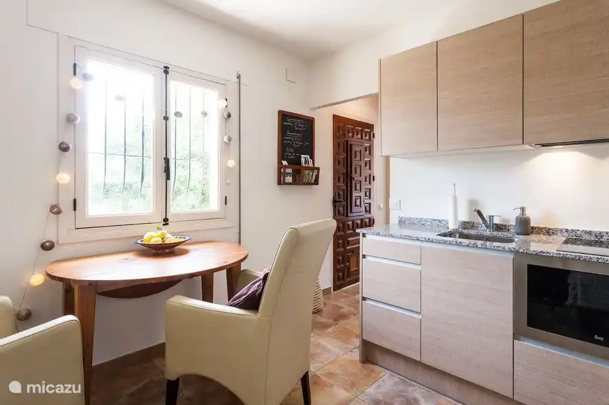 Das Wohnzimmer mit einer voll ausgestatteten Küche Von Ihrem Hause schaut über den Vall de Pop, das Weintal.