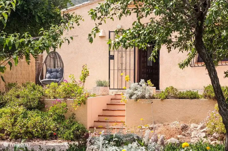 Von der Casita gehen Sie zwei Schritte in den Pool hinunter.