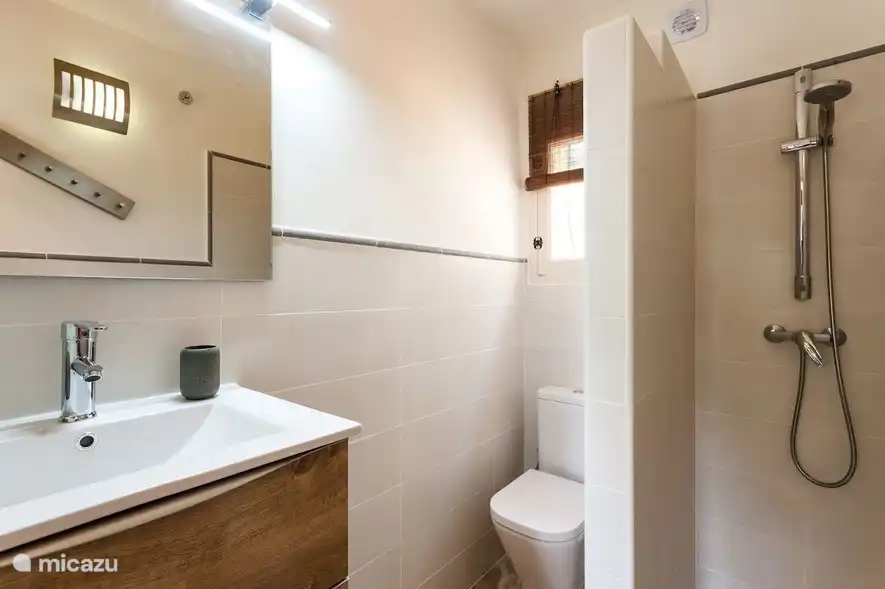 Und ein eigenes Bad mit Dusche, Waschbecken und Toilette.