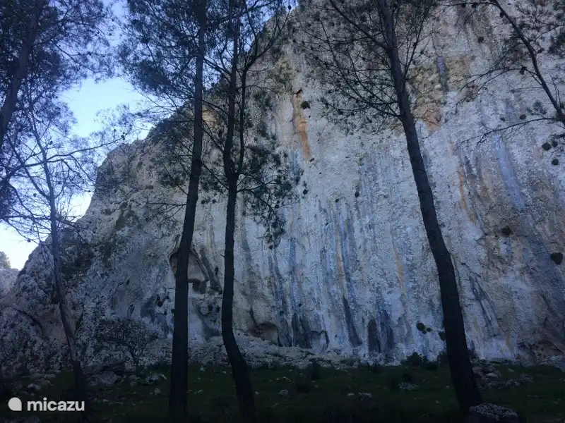 Bolulla ist ein kleines Dorf an der Kreuzung von mehreren Wanderungen. Dies ist ein Bild bei einem Spaziergang im November.