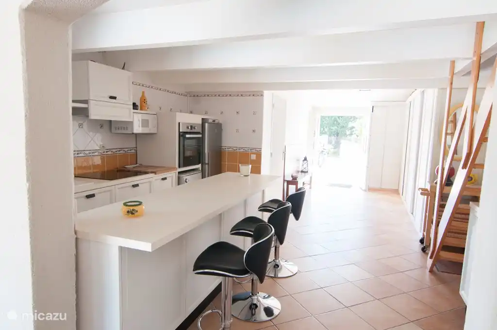 La cuisine donnant sur l'entrée principale