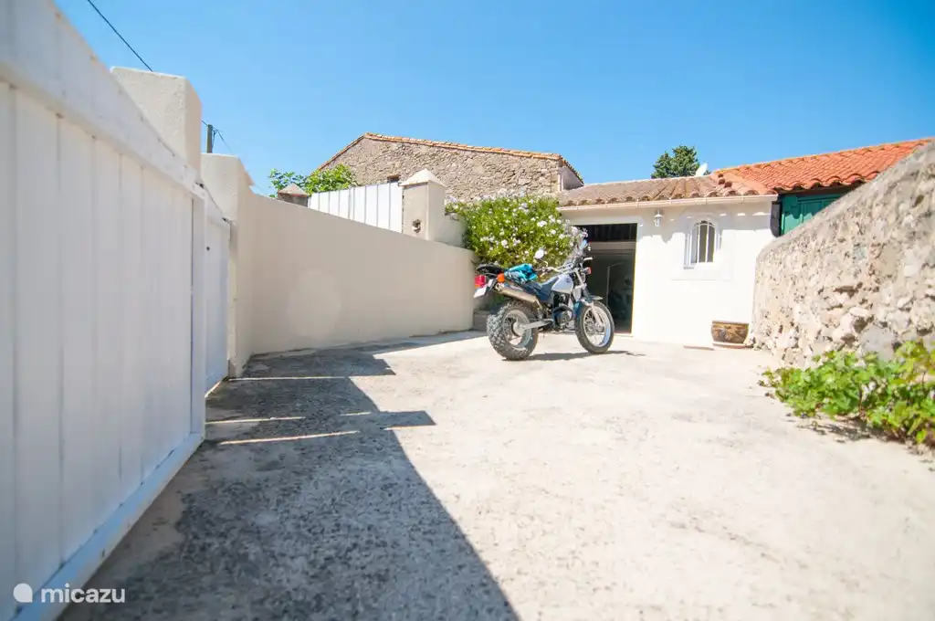 Place de parking fermée devant la maison de vacances