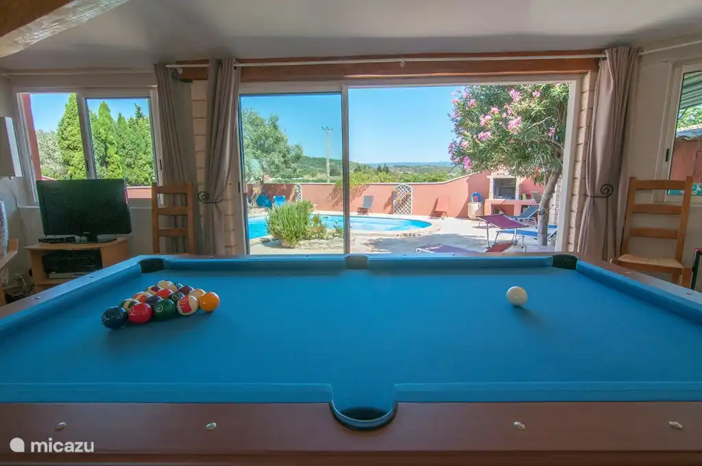 Piscine avec cette vue et un bon vin de la cave locale. Délicieux non ?!