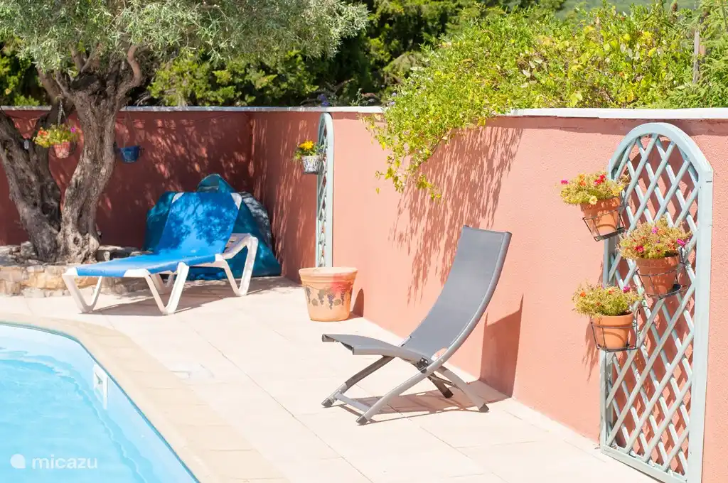 Plusieurs spots de soleil à côté de la piscine