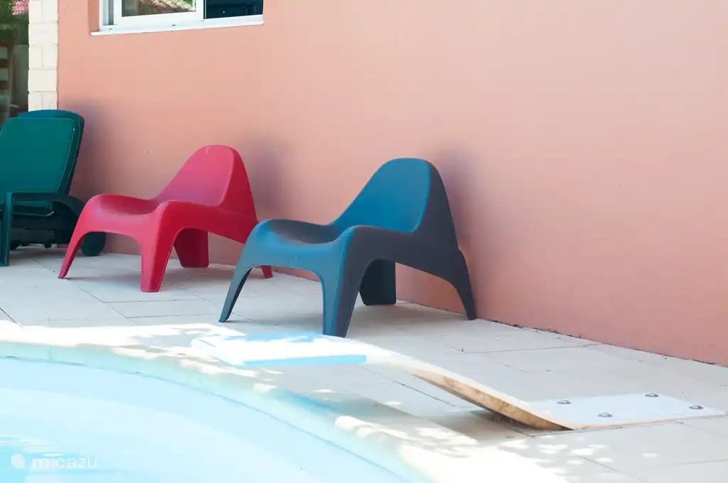 Du plongeoir à la piscine, la piscine est suffisamment profonde pour cela