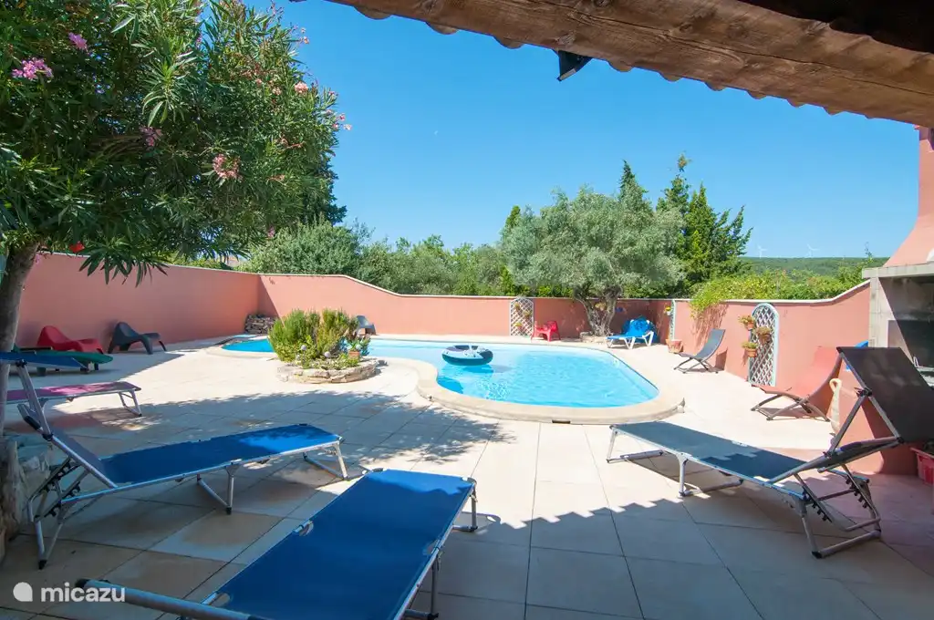 La piscine avec terrasse couverte