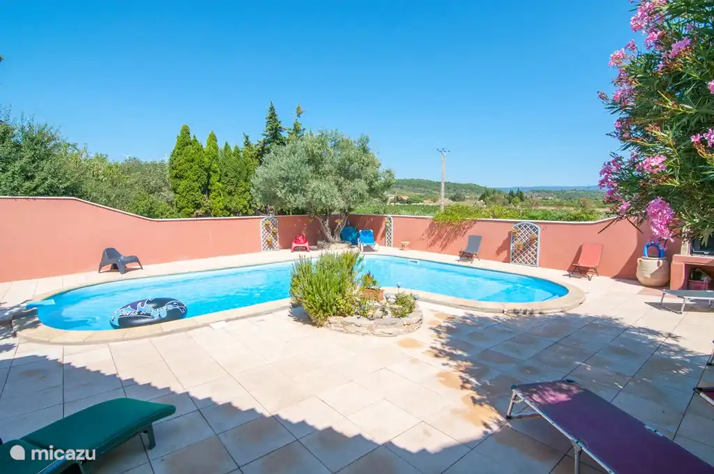 La piscine, photographiée depuis la porte coulissante de la maison de vacances