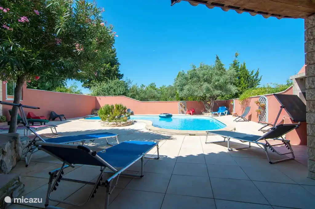La piscine avec terrasse couverte